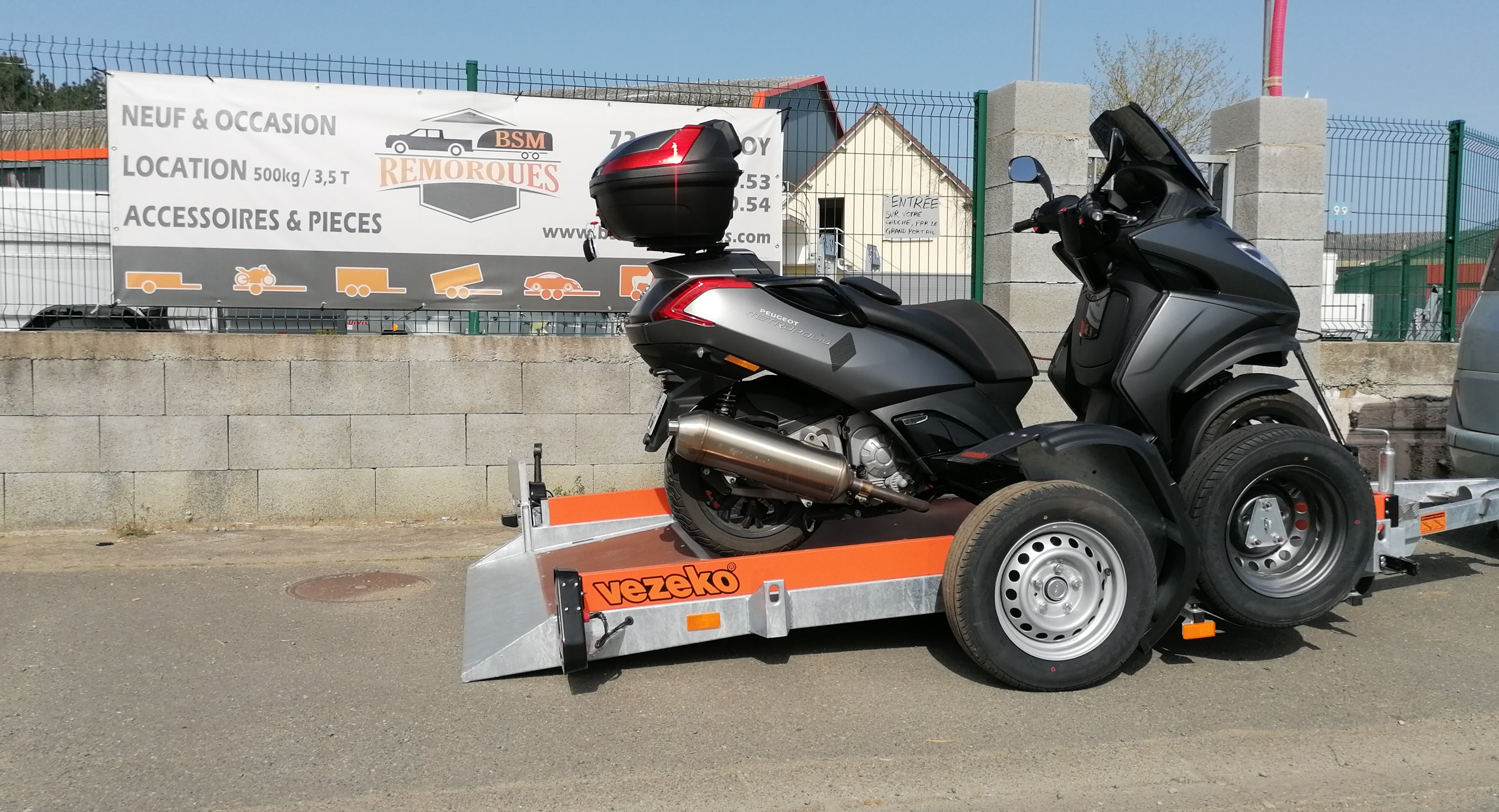 Remorque transversale scooter 3 roues, Easy Load Automatic MP3 - BSM  Remorques et locations